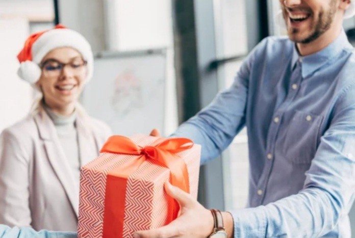 Психолог: чем опасна игра в «Тайного Санту» на работе
