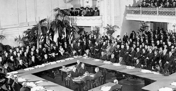 Версальский мирный договор, официально завершивший Первую мировую войну
