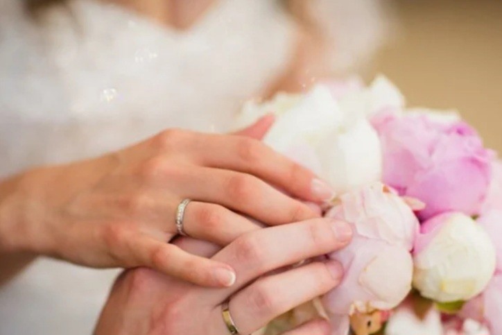 Близнецы-девушки вышли замуж за близнецов-мужчин и родили родных сестер Близнецы-девушки вышли замуж за близнецов-мужчин и родили родных сестер