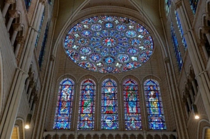 Исторические витражи Нотр-Дама заменят на изображения темнокожих персонажей