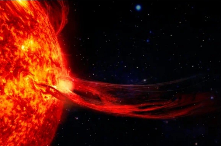 Протуберанец в 80 раз больше Земли оторвался от Солнца