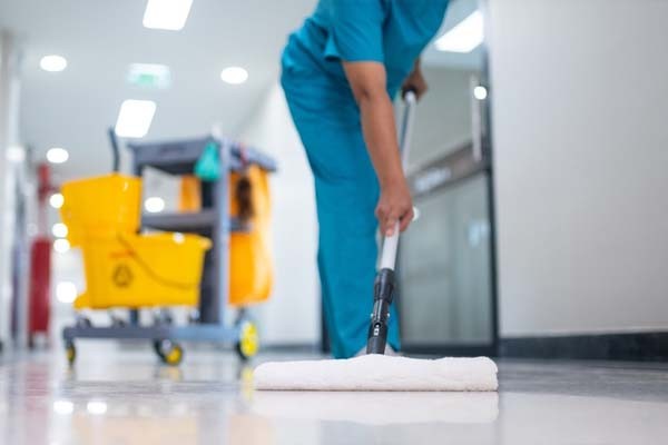 Уборщицу в Великобритании уволили за работу по 17 часов в день