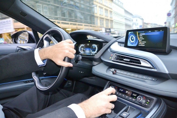 Музыка за рулем ухудшает контроль скорости и дистанции