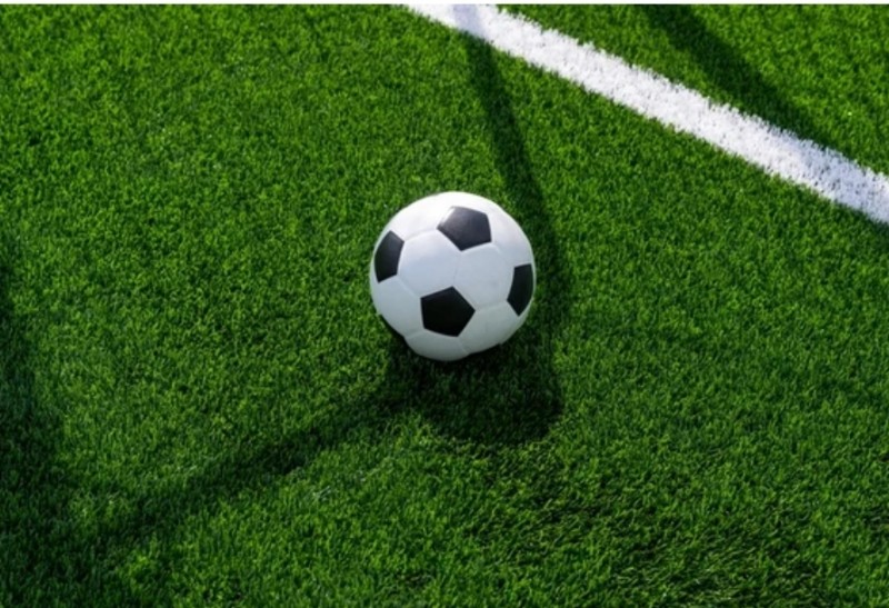 Футболист умер на поле во время матча, подавившись монетой Футболист умер на поле во время матча, подавившись монетой