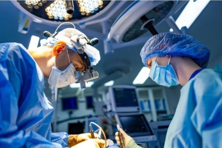 Хирурги спасли пациентке ухо, пересадив его на ногу